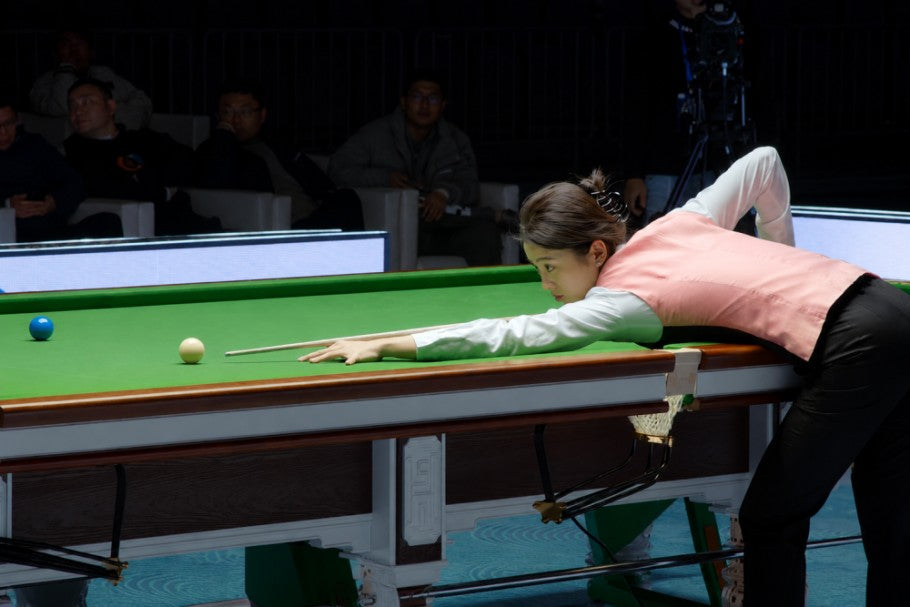 China's Bai Yulu woman snooker player playing a shot