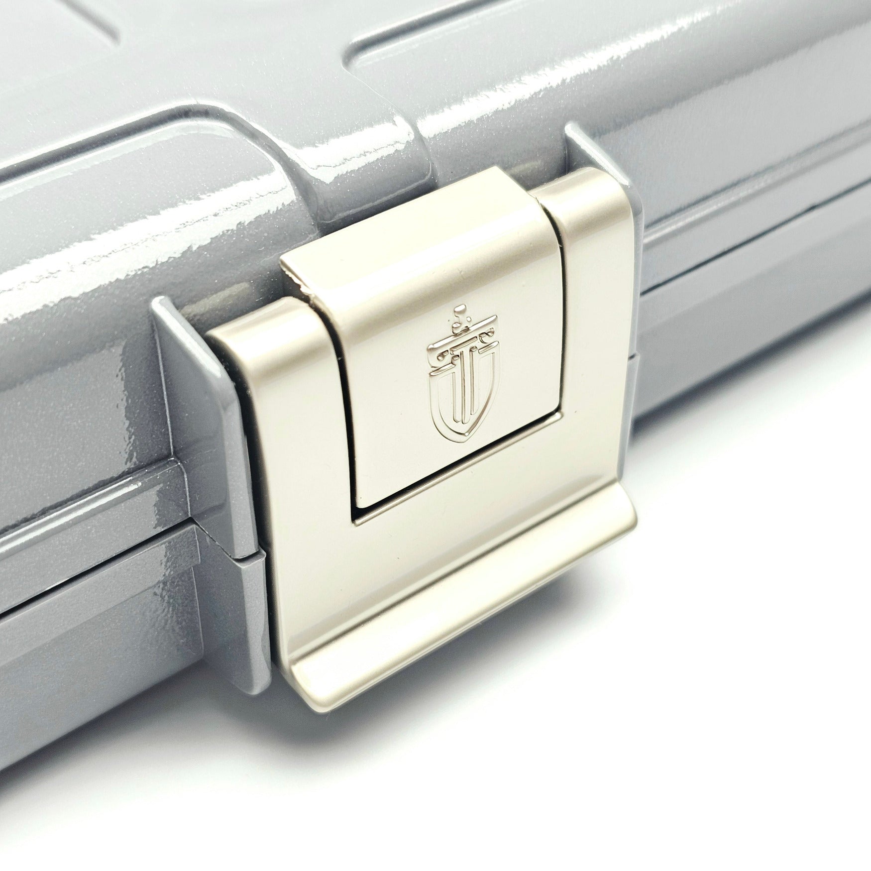 Premium Cues x Vibrant Multifunctional Grey One Piece Cue Case - Clasp close up