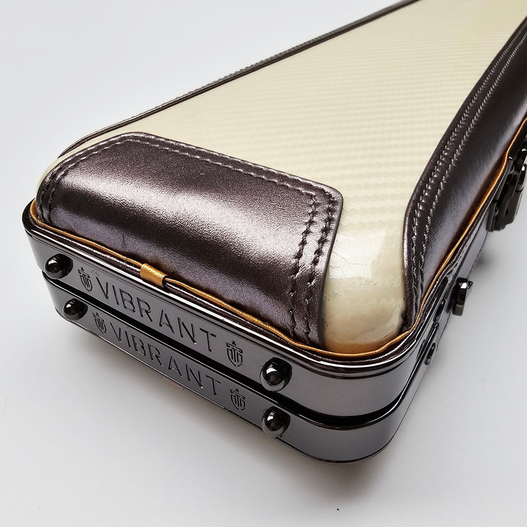 Vibrant Carbon 3 Channel Off-White One Piece Cue Case - End cap close up view